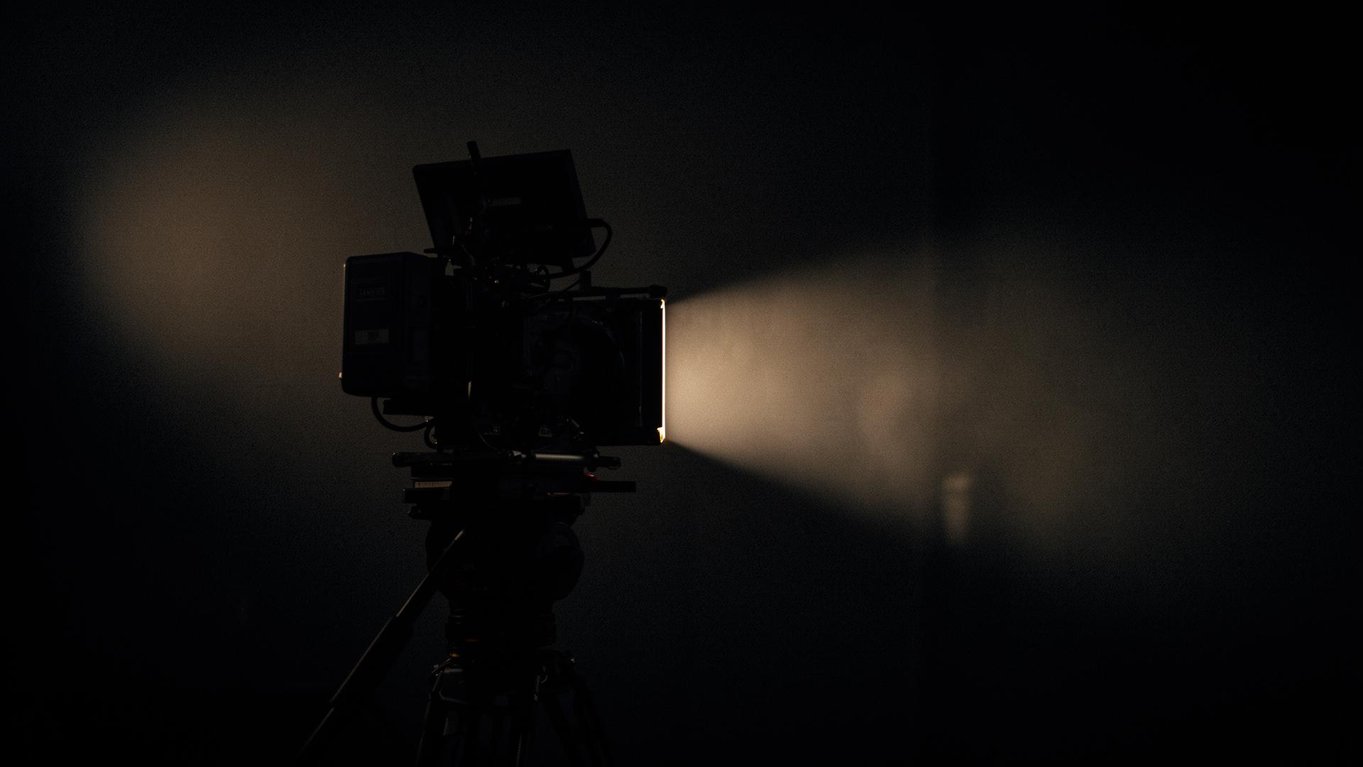 Caméra de cinéma dans un studio sombre, ambiance d'enregistrement